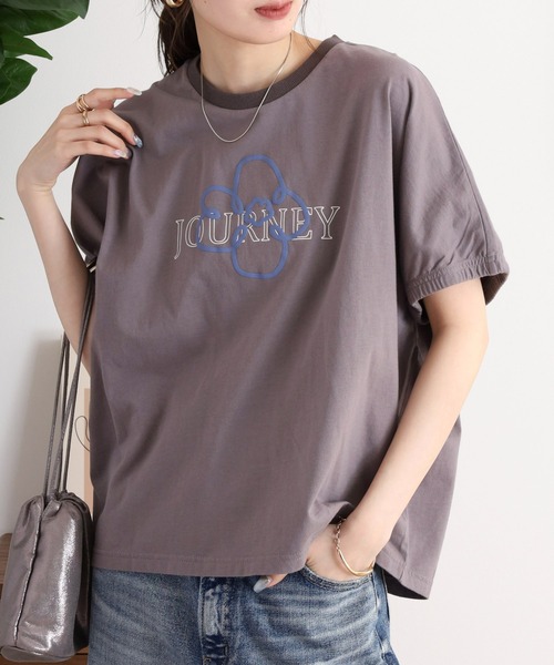Emago(イマゴ)の「EMAGO 花とロゴのプリントドルマンTシャツ(Tシャツ/カットソー・レディース・レッド/チャコールグレー/ホワイト・FREE)」の3枚目の写真