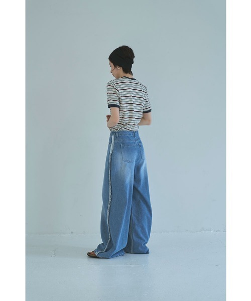 marjour（マージュール）の「SIDE SEAM WIDE DENIM（デニムパンツ・レディース・ブルー・M）」の2枚目の写真