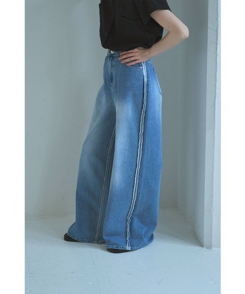 marjour（マージュール）の「SIDE SEAM WIDE DENIM（デニムパンツ・レディース・ブルー・M）」の7枚目の写真