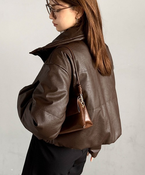 mily bilet(ミウィビレット)の「【mily bilet】ショート丈でスタイルアップ◎ ヴィンテージライクレザークロップド中綿コート(ブルゾン・レディース・ブラウン/ブラック・LARGE/SMALL/X-LARGE/MEDIUM)」の10枚目の写真