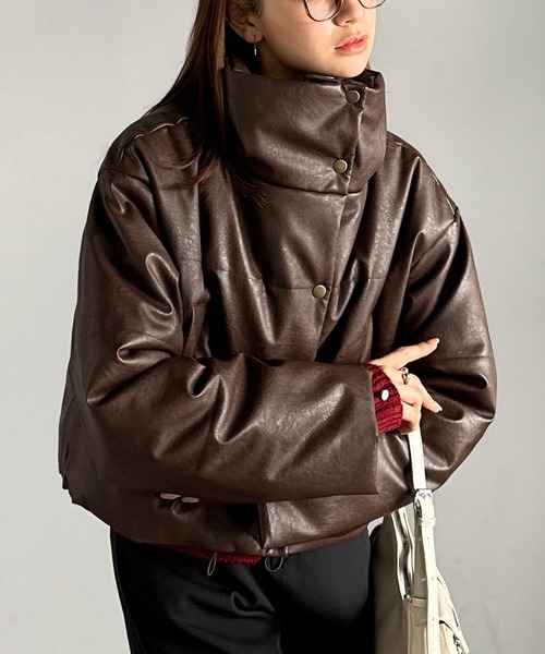 mily bilet(ミウィビレット)の「【mily bilet】ショート丈でスタイルアップ◎ ヴィンテージライクレザークロップド中綿コート(ブルゾン・レディース・ブラウン/ブラック・LARGE/SMALL/X-LARGE/MEDIUM)」の4枚目の写真
