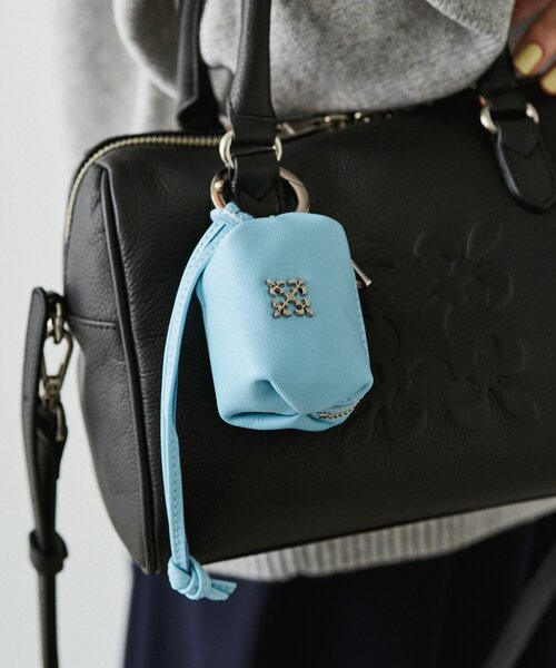 russet（ラシット）の「カラビナ付き レザーミニポーチ型チャーム（チャーム・レディース・シルバー/ベージュ/ブラック/イエロー/サックスブルー・FREE）」の4枚目の写真