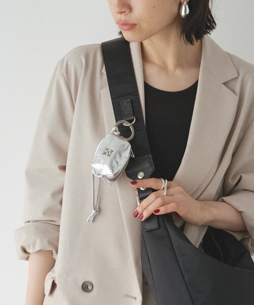 russet（ラシット）の「カラビナ付き レザーミニポーチ型チャーム（チャーム・レディース・シルバー/ベージュ/ブラック/イエロー/サックスブルー・FREE）」の7枚目の写真