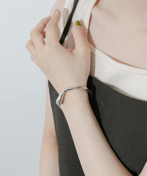 SMELLY（スメリー）の「Vラインカーブメタルバングル（バングル/リストバンド・レディース・シルバー・-）」の3枚目の写真