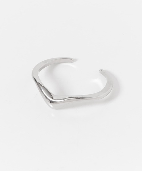 SMELLY（スメリー）の「Vラインカーブメタルバングル（バングル/リストバンド・レディース・シルバー・-）」の4枚目の写真