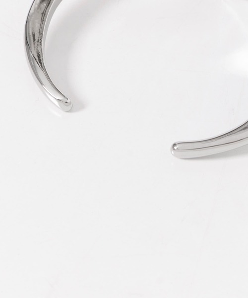 SMELLY（スメリー）の「Vラインカーブメタルバングル（バングル/リストバンド・レディース・シルバー・-）」の5枚目の写真