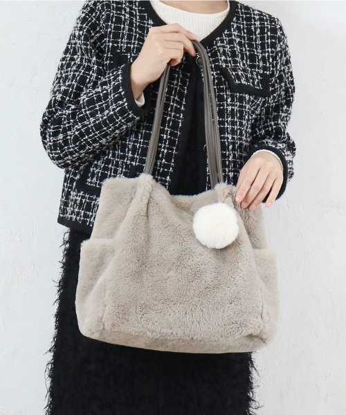 and it_（アンドイット）の「ポンポン付きファータックトート（トートバッグ・レディース・アイボリー/グレー/グレイッシュベージュ/チャコールグレー・FREE）」の3枚目の写真