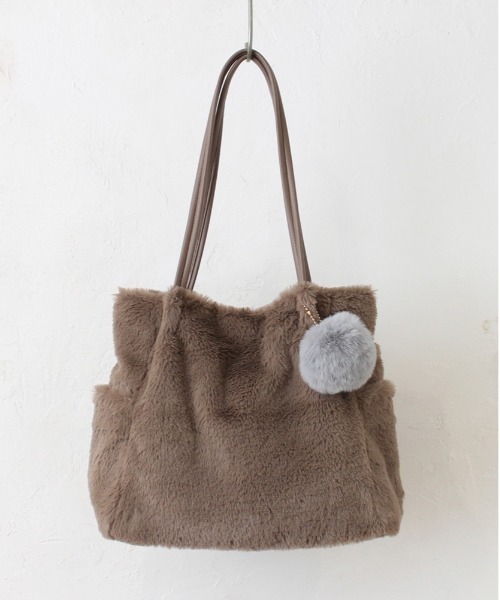 and it_（アンドイット）の「ポンポン付きファータックトート（トートバッグ・レディース・アイボリー/グレー/グレイッシュベージュ/チャコールグレー・FREE）」の4枚目の写真