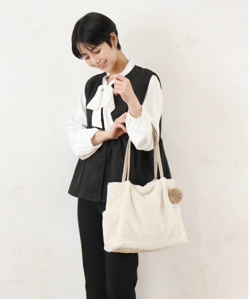 and it_（アンドイット）の「ポンポン付きファータックトート（トートバッグ・レディース・アイボリー/グレー/グレイッシュベージュ/チャコールグレー・FREE）」の5枚目の写真