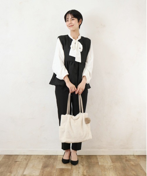 and it_（アンドイット）の「ポンポン付きファータックトート（トートバッグ・レディース・アイボリー/グレー/グレイッシュベージュ/チャコールグレー・FREE）」の6枚目の写真