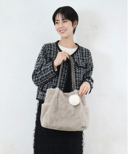 and it_（アンドイット）の「ポンポン付きファータックトート（トートバッグ・レディース・アイボリー/グレー/グレイッシュベージュ/チャコールグレー・FREE）」の7枚目の写真