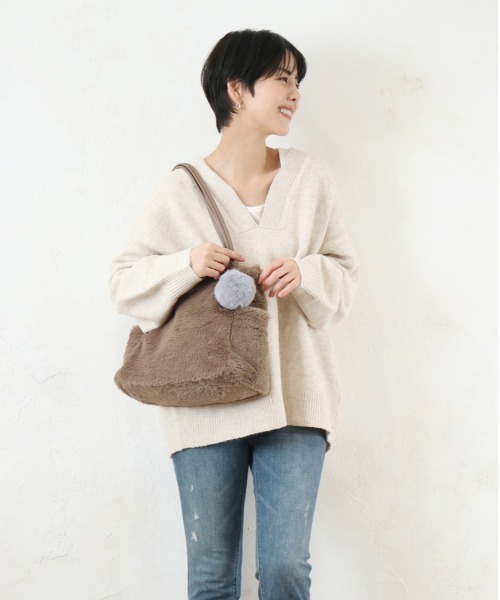 and it_（アンドイット）の「ポンポン付きファータックトート（トートバッグ・レディース・アイボリー/グレー/グレイッシュベージュ/チャコールグレー・FREE）」の8枚目の写真