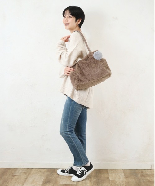 and it_（アンドイット）の「ポンポン付きファータックトート（トートバッグ・レディース・アイボリー/グレー/グレイッシュベージュ/チャコールグレー・FREE）」の9枚目の写真