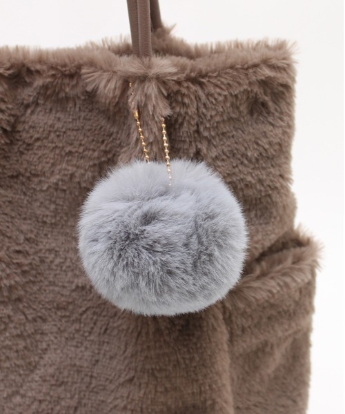 and it_（アンドイット）の「ポンポン付きファータックトート（トートバッグ・レディース・アイボリー/グレー/グレイッシュベージュ/チャコールグレー・FREE）」の11枚目の写真