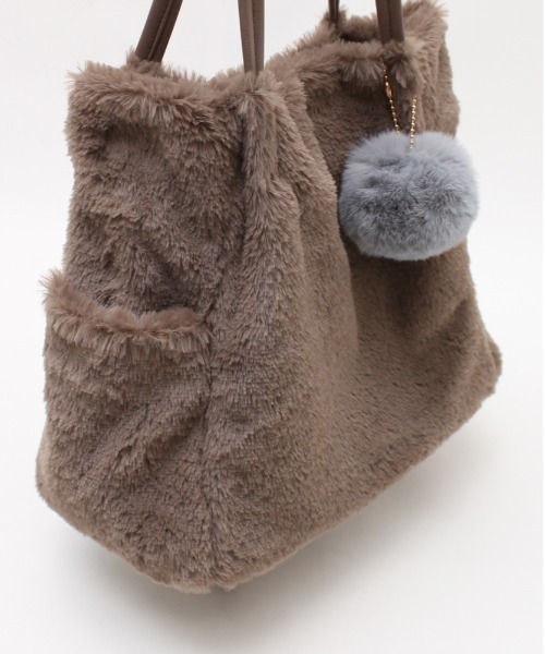 and it_（アンドイット）の「ポンポン付きファータックトート（トートバッグ・レディース・アイボリー/グレー/グレイッシュベージュ/チャコールグレー・FREE）」の12枚目の写真