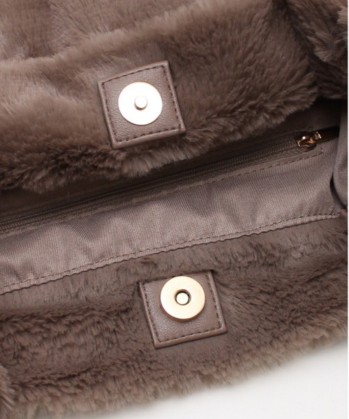 and it_（アンドイット）の「ポンポン付きファータックトート（トートバッグ・レディース・アイボリー/グレー/グレイッシュベージュ/チャコールグレー・FREE）」の13枚目の写真