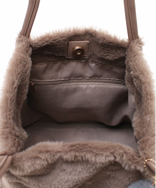 and it_（アンドイット）の「ポンポン付きファータックトート（トートバッグ・レディース・アイボリー/グレー/グレイッシュベージュ/チャコールグレー・FREE）」の14枚目の写真