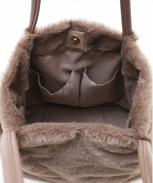 and it_（アンドイット）の「ポンポン付きファータックトート（トートバッグ・レディース・アイボリー/グレー/グレイッシュベージュ/チャコールグレー・FREE）」の15枚目の写真