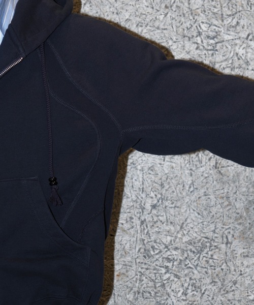 NVRFRGT(ネヴァーフォーゲット)の「PANELLED ZIP UP HOODIE(パーカー・メンズ・ダークブラウン/ダークネイビー/ブラック・1/2)」の14枚目の写真