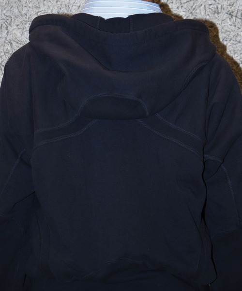 NVRFRGT(ネヴァーフォーゲット)の「PANELLED ZIP UP HOODIE(パーカー・メンズ・ダークブラウン/ダークネイビー/ブラック・1/2)」の15枚目の写真