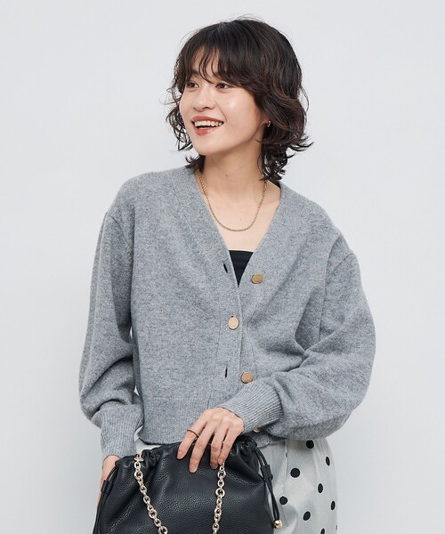 NOLLEY’S（ノーリーズ）の「5GノアリスVネックカーディガン（カーディガン/ボレロ・レディース・サックスブルー/ピンク/オフホワイト/イエロー/ネイビー/グレー・38）」の4枚目の写真