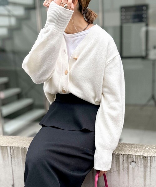 NOLLEY’S（ノーリーズ）の「5GノアリスVネックカーディガン（カーディガン/ボレロ・レディース・サックスブルー/ピンク/オフホワイト/イエロー/ネイビー/グレー・38）」の3枚目の写真