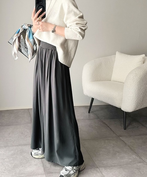 classicalelf(クラシカルエルフ)の「さらり、軽やか。リラックスstyleキマる。レーヨン素材ウエストギャザーフレアシルエットワイドパンツ(その他パンツ・レディース・カーキ/ブラック/チャコール・X-LARGE/SMALL/MEDIUM/LARGE)」の4枚目の写真