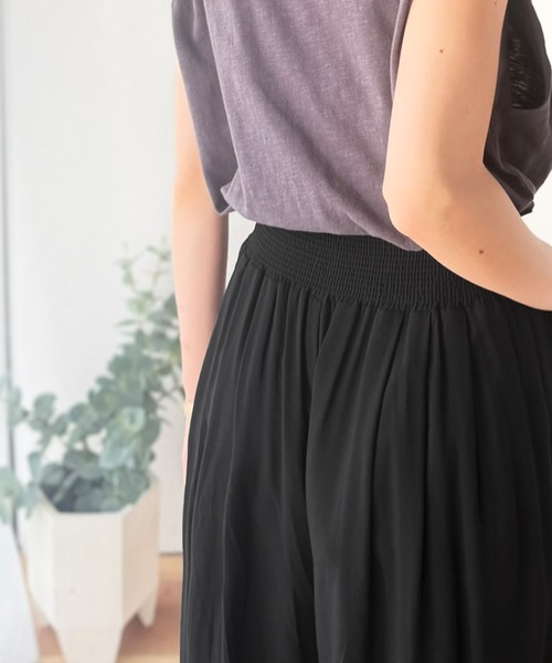 classicalelf(クラシカルエルフ)の「さらり、軽やか。リラックスstyleキマる。レーヨン素材ウエストギャザーフレアシルエットワイドパンツ(その他パンツ・レディース・カーキ/ブラック/チャコール・X-LARGE/SMALL/MEDIUM/LARGE)」の15枚目の写真