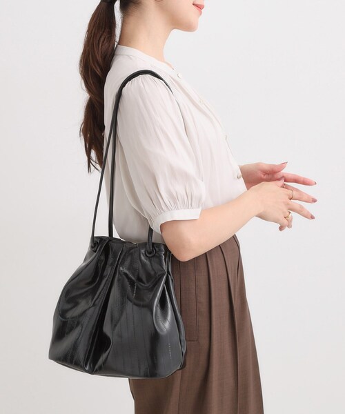 SHOO・LA・RUE（シューラルー）の「イールレザー風サイドスナップトートバッグ（トートバッグ・レディース・ブラック/ライトベージュ・00）」の3枚目の写真