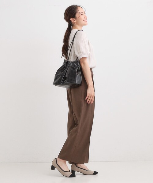 SHOO・LA・RUE（シューラルー）の「イールレザー風サイドスナップトートバッグ（トートバッグ・レディース・ブラック/ライトベージュ・00）」の4枚目の写真