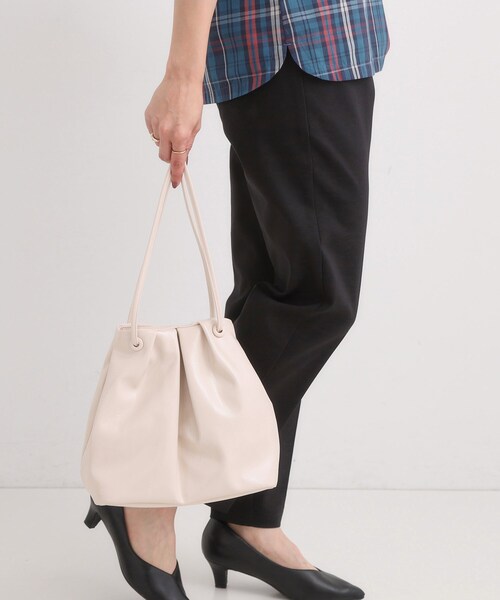 SHOO・LA・RUE（シューラルー）の「イールレザー風サイドスナップトートバッグ（トートバッグ・レディース・ブラック/ライトベージュ・00）」の5枚目の写真