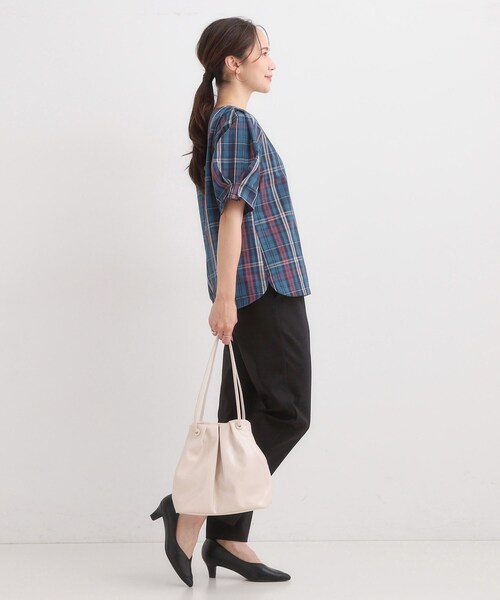 SHOO・LA・RUE（シューラルー）の「イールレザー風サイドスナップトートバッグ（トートバッグ・レディース・ブラック/ライトベージュ・00）」の6枚目の写真