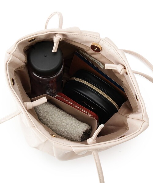 SHOO・LA・RUE（シューラルー）の「イールレザー風サイドスナップトートバッグ（トートバッグ・レディース・ブラック/ライトベージュ・00）」の14枚目の写真