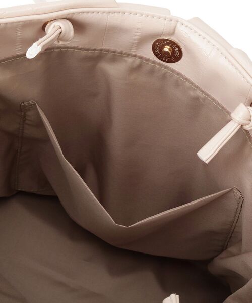 SHOO・LA・RUE（シューラルー）の「イールレザー風サイドスナップトートバッグ（トートバッグ・レディース・ブラック/ライトベージュ・00）」の16枚目の写真