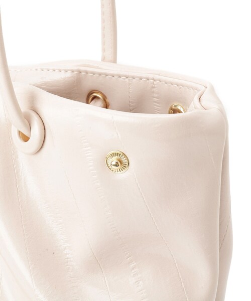 SHOO・LA・RUE（シューラルー）の「イールレザー風サイドスナップトートバッグ（トートバッグ・レディース・ブラック/ライトベージュ・00）」の17枚目の写真