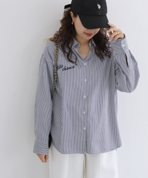 Pierrot(ピエロ)の「刺繍ストライプシャツ(シャツ/ブラウス・レディース・インディゴブルー/グレー・L/M)」の1枚目の写真