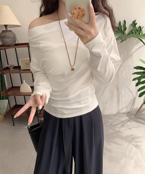 by LEGNA(バイレグナ)の「ワンショルサイドタックカットソー(Tシャツ/カットソー・レディース・ブラウン/ホワイト/ボルドー/ブラック×グレー/ダークグレー/ブラック/アイボリー/グレー・FREE)」の9枚目の写真