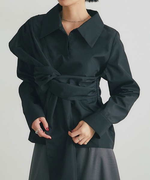 ARVELLIA(アルベリア)の「DRAPED CROSS SHIRT(シャツ/ブラウス・レディース・ホワイト/ブラック・M)」の2枚目の写真