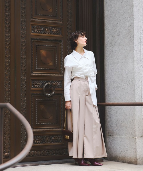 ARVELLIA(アルベリア)の「DRAPED CROSS SHIRT(シャツ/ブラウス・レディース・ホワイト/ブラック・M)」の3枚目の写真