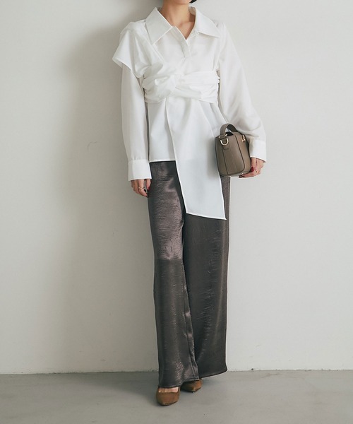 ARVELLIA(アルベリア)の「DRAPED CROSS SHIRT(シャツ/ブラウス・レディース・ホワイト/ブラック・M)」の6枚目の写真