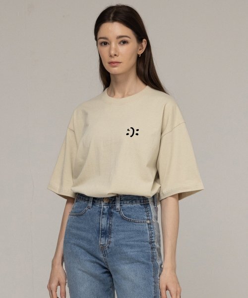 GRAVER（グレーバー）の「[UNISEX]スモールダブルドローイングスマイル半袖_サンドベージュ（Tシャツ/カットソー・レディース・ベージュ・X-LARGE/SMALL/MEDIUM/LARGE）」の2枚目の写真
