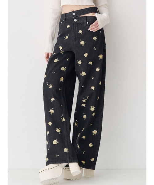 EVRIS（エヴリス）の「Embroideryカットアウトワイドデニムパンツ【セットアップ着用可能】（デニムパンツ・レディース・ブラック/インディゴブルー・MEDIUM/SMALL）」の2枚目の写真