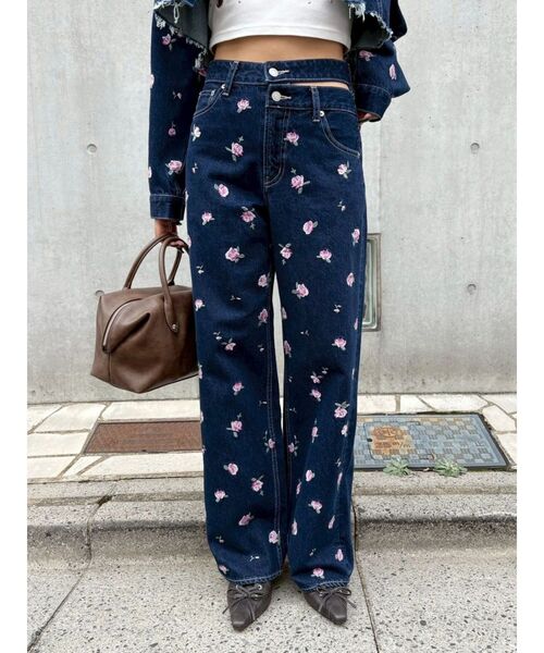 EVRIS（エヴリス）の「Embroideryカットアウトワイドデニムパンツ【セットアップ着用可能】（デニムパンツ・レディース・ブラック/インディゴブルー・MEDIUM/SMALL）」の3枚目の写真