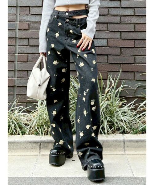 EVRIS（エヴリス）の「Embroideryカットアウトワイドデニムパンツ【セットアップ着用可能】（デニムパンツ・レディース・ブラック/インディゴブルー・MEDIUM/SMALL）」の4枚目の写真