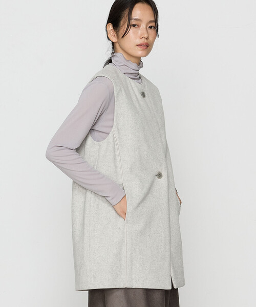 Gabardine K.T(ギャバジンケーティー)の「〔 +サイズ 〕 やわらかメルトン ノーカラージレ(ベスト・レディース・オフホワイト/ライトグレー・13号)」の1枚目の写真