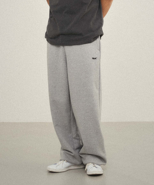 WMC(ダブリューエムシー)の「メインロゴ スウェットパンツ_GREY(スウェットパンツ・レディース・ライトグレー・MEDIUM/LARGE)」の1枚目の写真