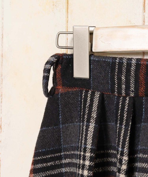 Bleu Bleuet（ブルーブルーエ）の「チェックフレアタックスカート（スカート・レディース・ネイビー/ブラック・FREE）」の4枚目の写真