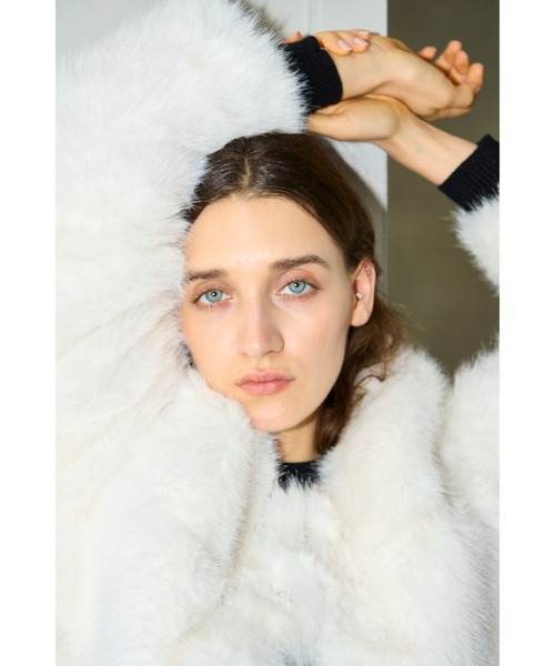 Estella.K(エステラケー)の「Coco Faux Fur Coat ノーカラーファーコート(ノーカラーコート・レディース・ブラック/ブルーグレー/モカ/オフホワイト・FREE)」の21枚目の写真