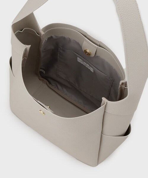 OPAQUE.CLIP（オペークドットクリップ）の「シュリンク合皮ワンハンドルトートバッグ【軽量／A4サイズ対応】（トートバッグ・レディース・ナチュラル/アイボリー/ブラック・00）」の16枚目の写真