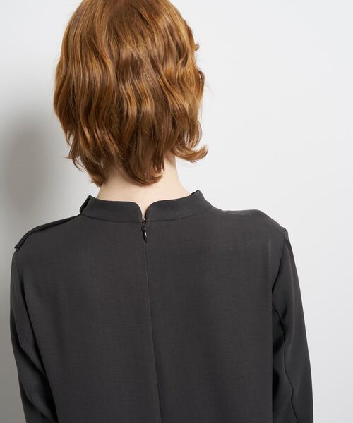 LANVIN en Bleu(ランバンオンブルー)の「シルキーツイルドレープシャツワンピース(ワンピース・レディース・グレー/ネイビー・36/38)」の18枚目の写真